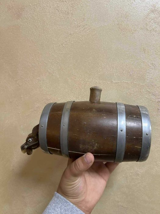 Винтидж дървена бирено буре с кран във формата на магарешка глава.