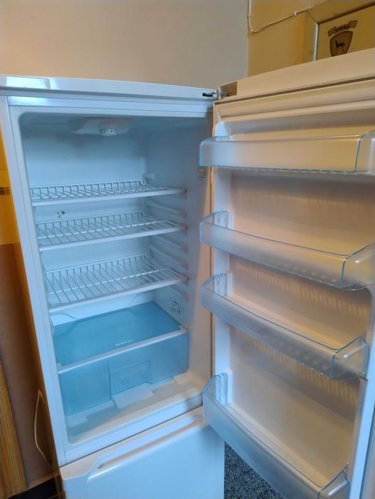 Бял Хладилник Веко