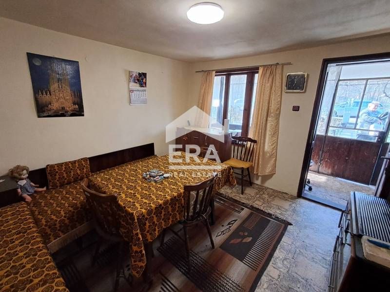 Двуетажна тухлена къща за продажба, с двор, складови постройки и таван