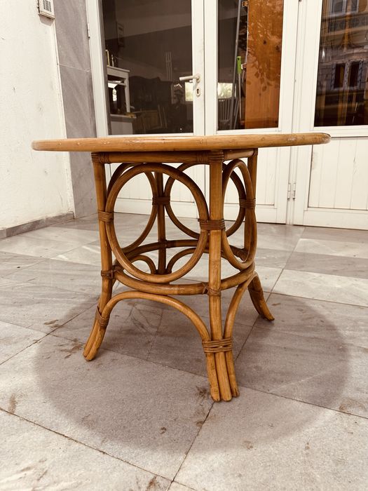 Ретро ратанова маса с дървен плот-отигинален винтидж дизайн 1960-80 г.