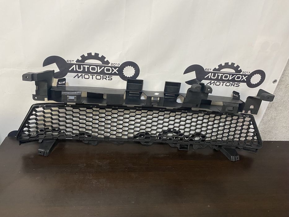 Grila inferioara bara fata Dacia Logan an 2012-2017 NOUA ORIGINALA