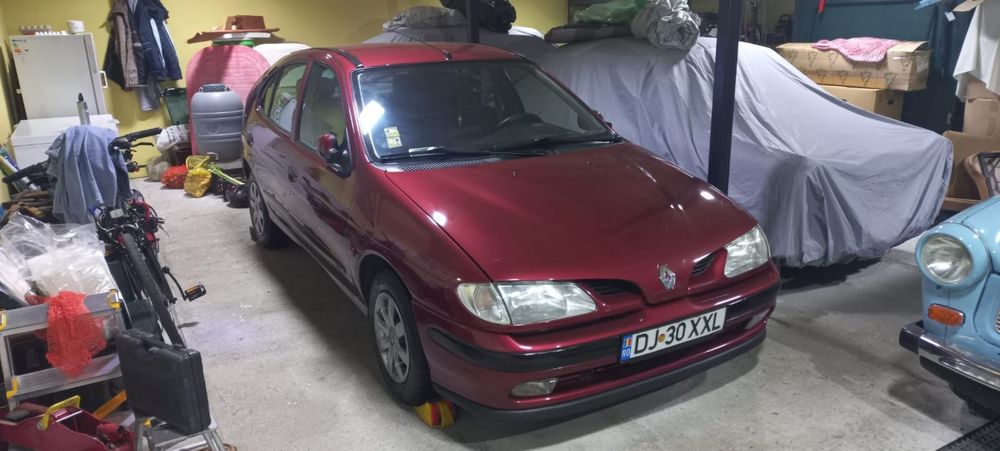 Renault Megane 1.6e × două bucăți