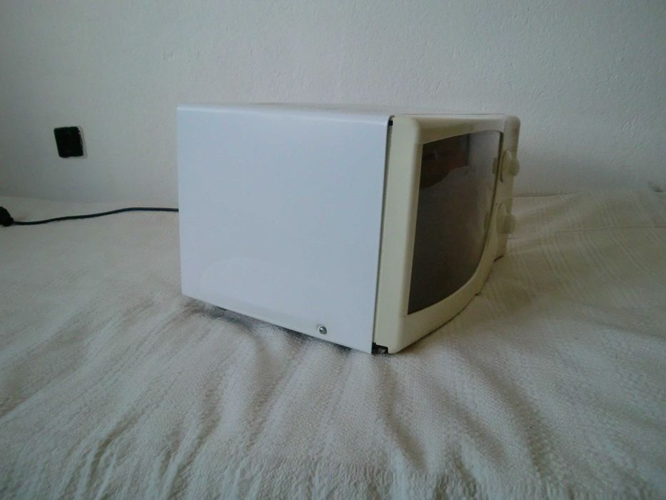 Микровълнова печка Delonghi MW311