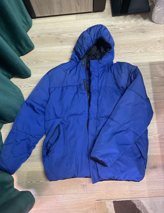 Geacă puffer albastră cu glugă