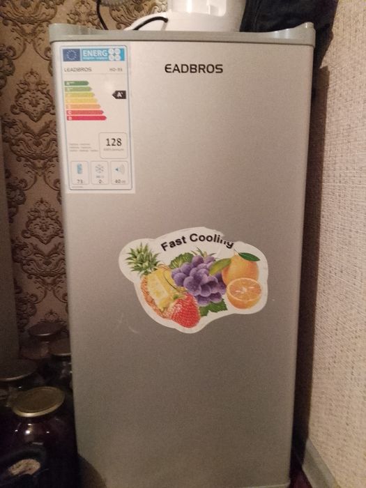 Мини холодильник почти новый