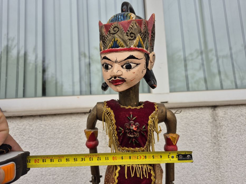 Vând o papusa statuieta lemn,scluptata pictata manual ,made Indonezia