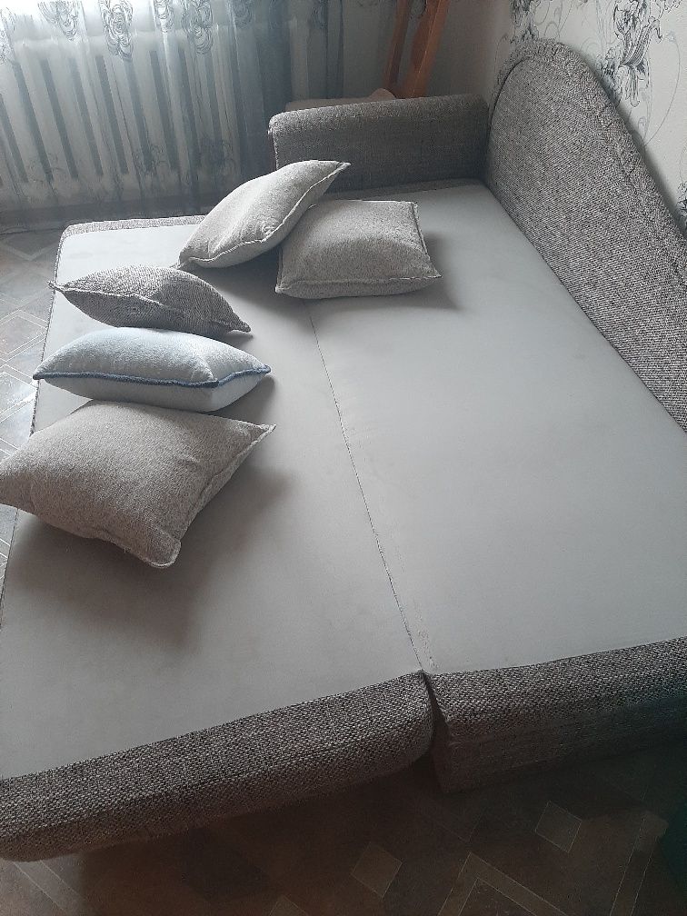 Продам тахту в хорошем состоянии, 8 мкрн.