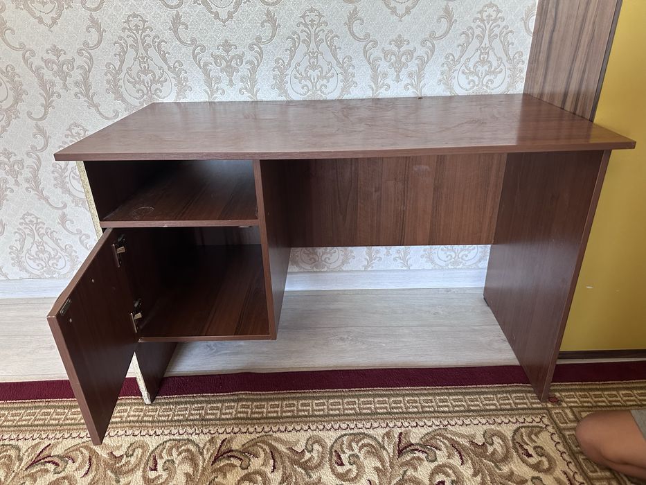Стол писменный в хорошем состоянии