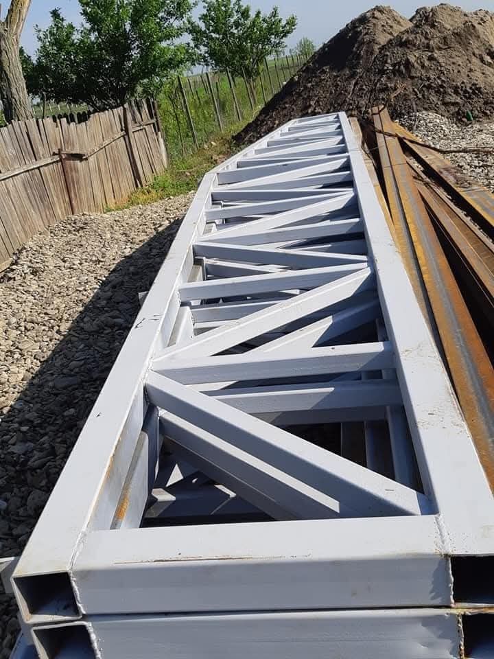 Dispunem de câteva construcții de hale metalice pe stoc .