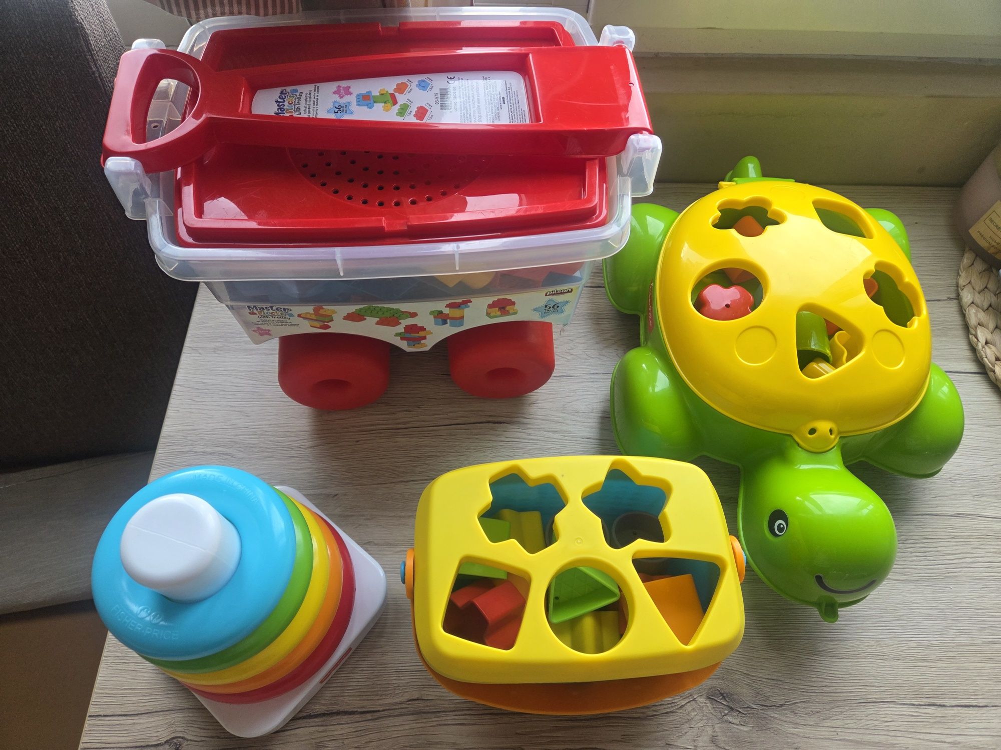 Лот бебешки играчки
Няколко играчки (лего за най- малките, низанка, иг