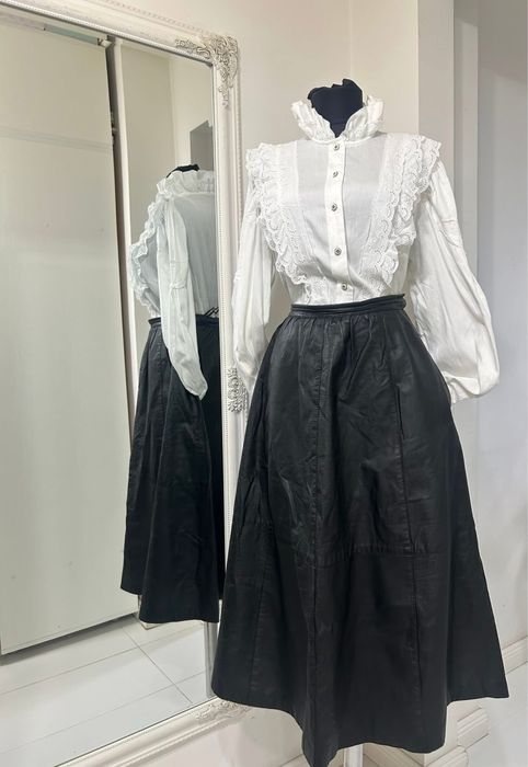 Fusta midi de piele cu buzubare