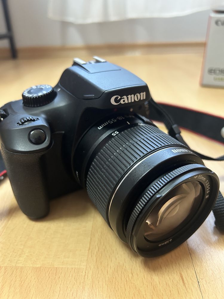 ПРОДАВАМ* Фотоапарат CANON EOS 4000D- пълен комплект+ ПОДАРЪК чанта
