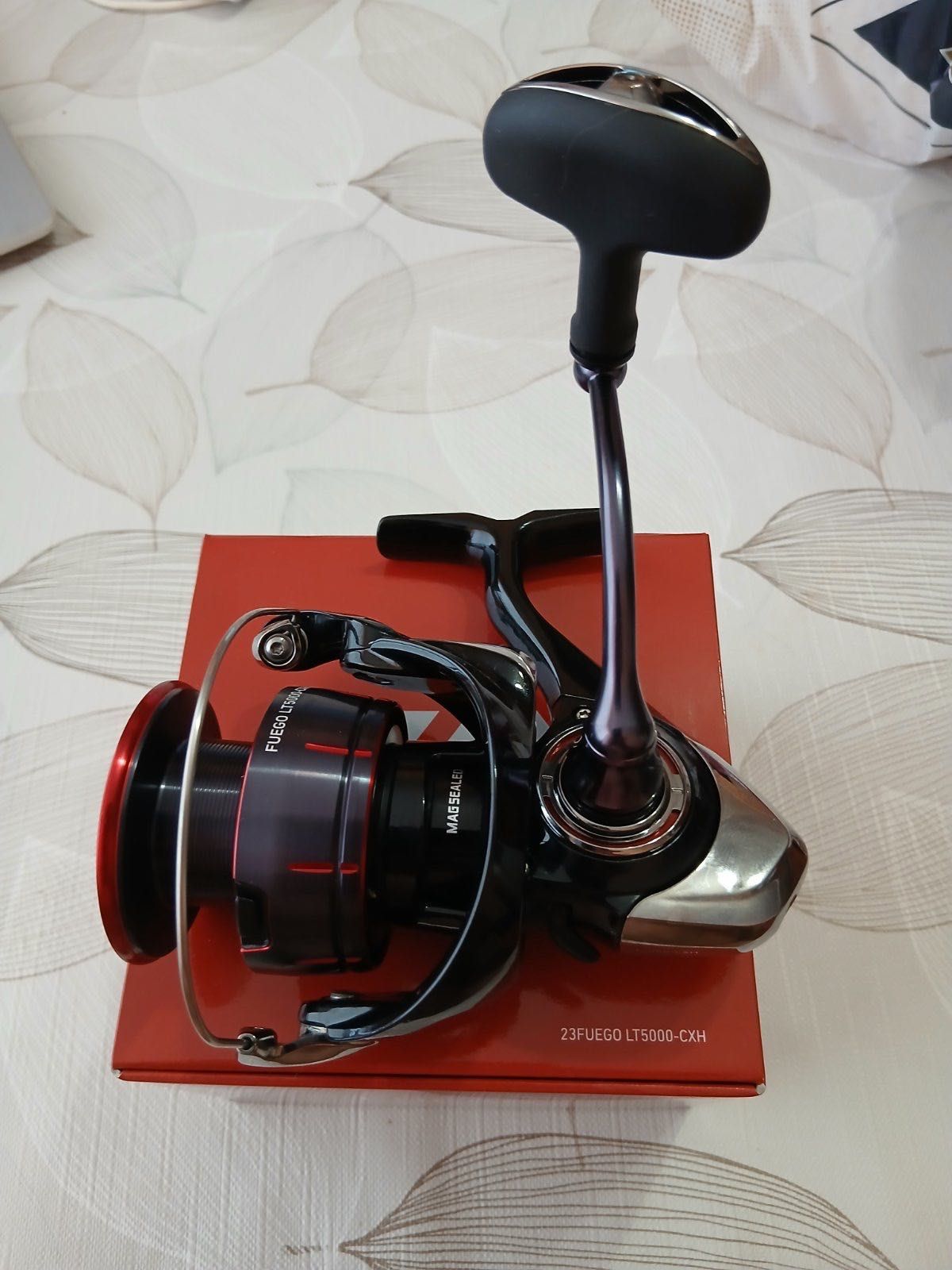 Макарата е чисто нова Daiwa Fuego LT5000 CXH