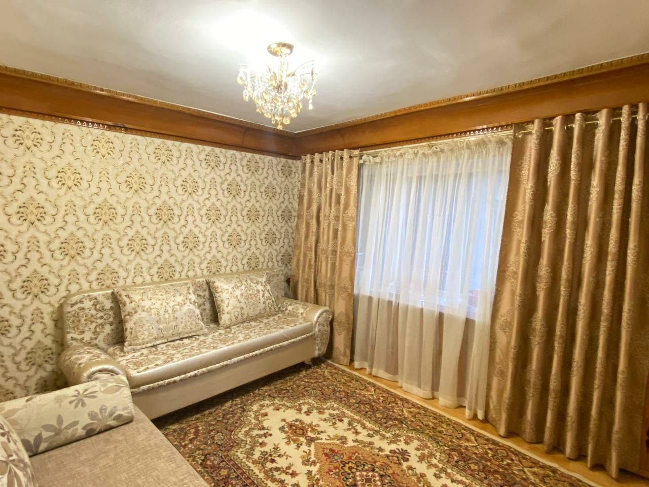 Кожанный диван честер, стол и стулья