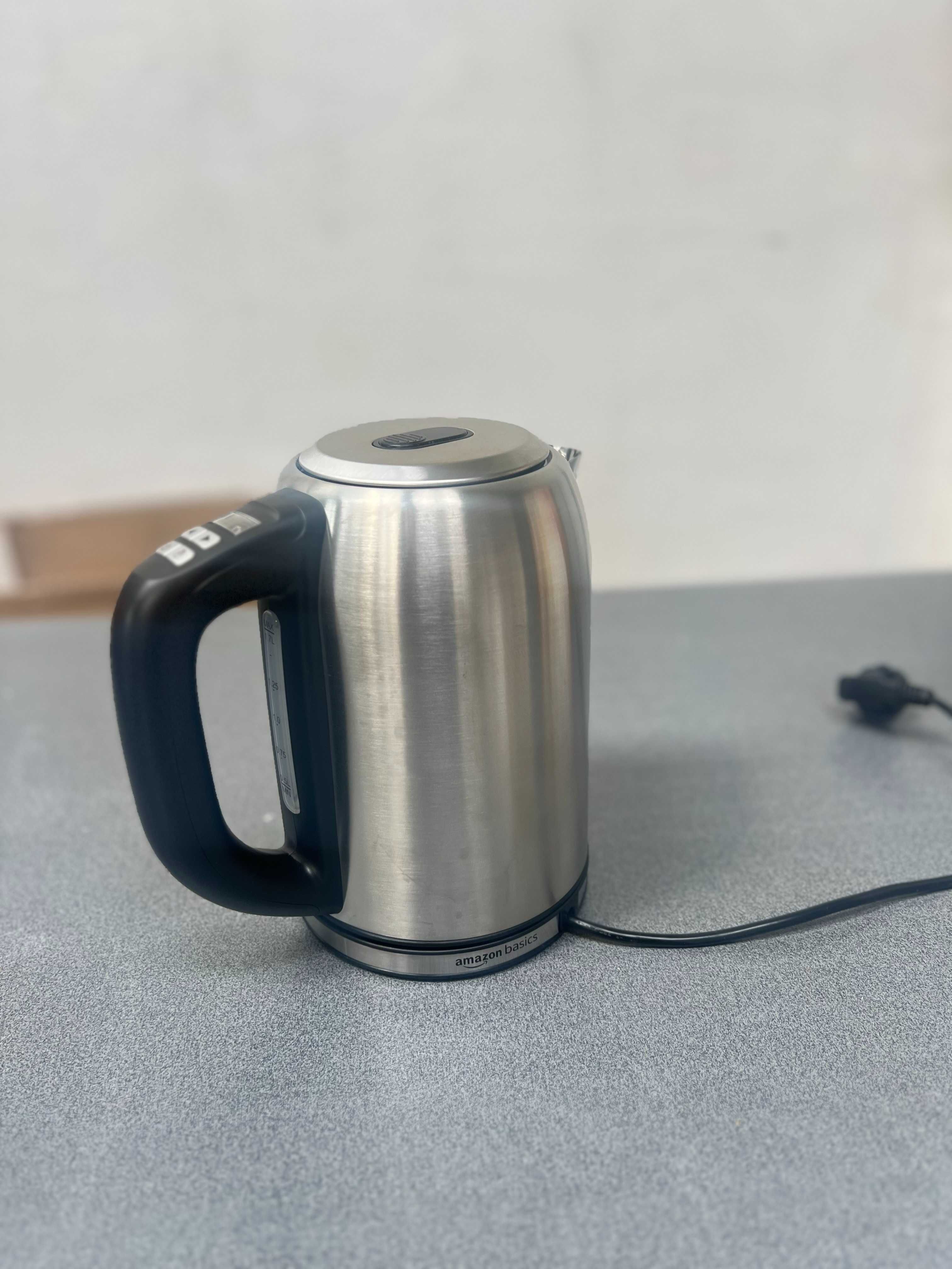 Чайник / Електрическа кана Amazon Basics , 1.7L , Температурен контрол