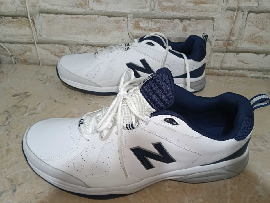 Adidași uriași pentru vitrină