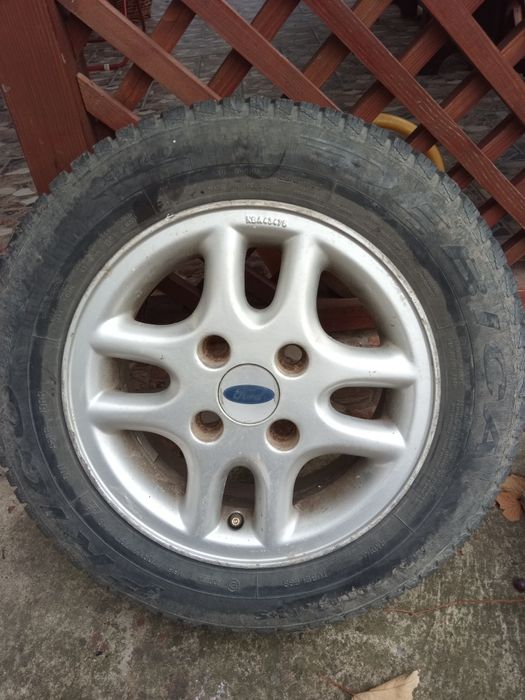 Jantă cu cauciuc R13