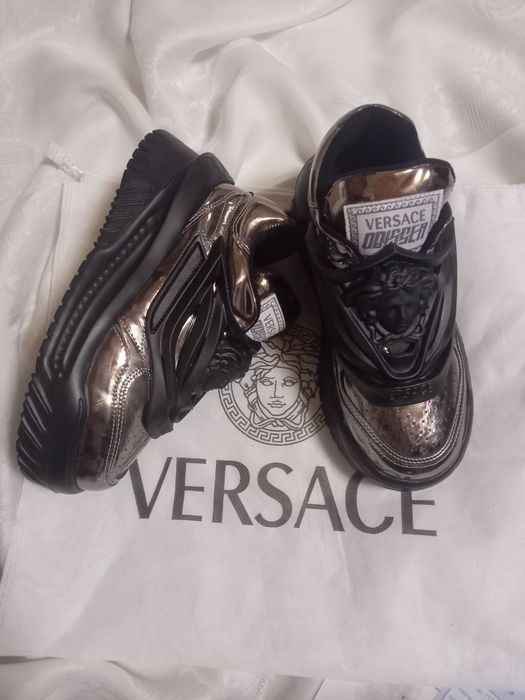 Adidasi versace
Marime  37 37 38  39 39 
Pret 300 lei