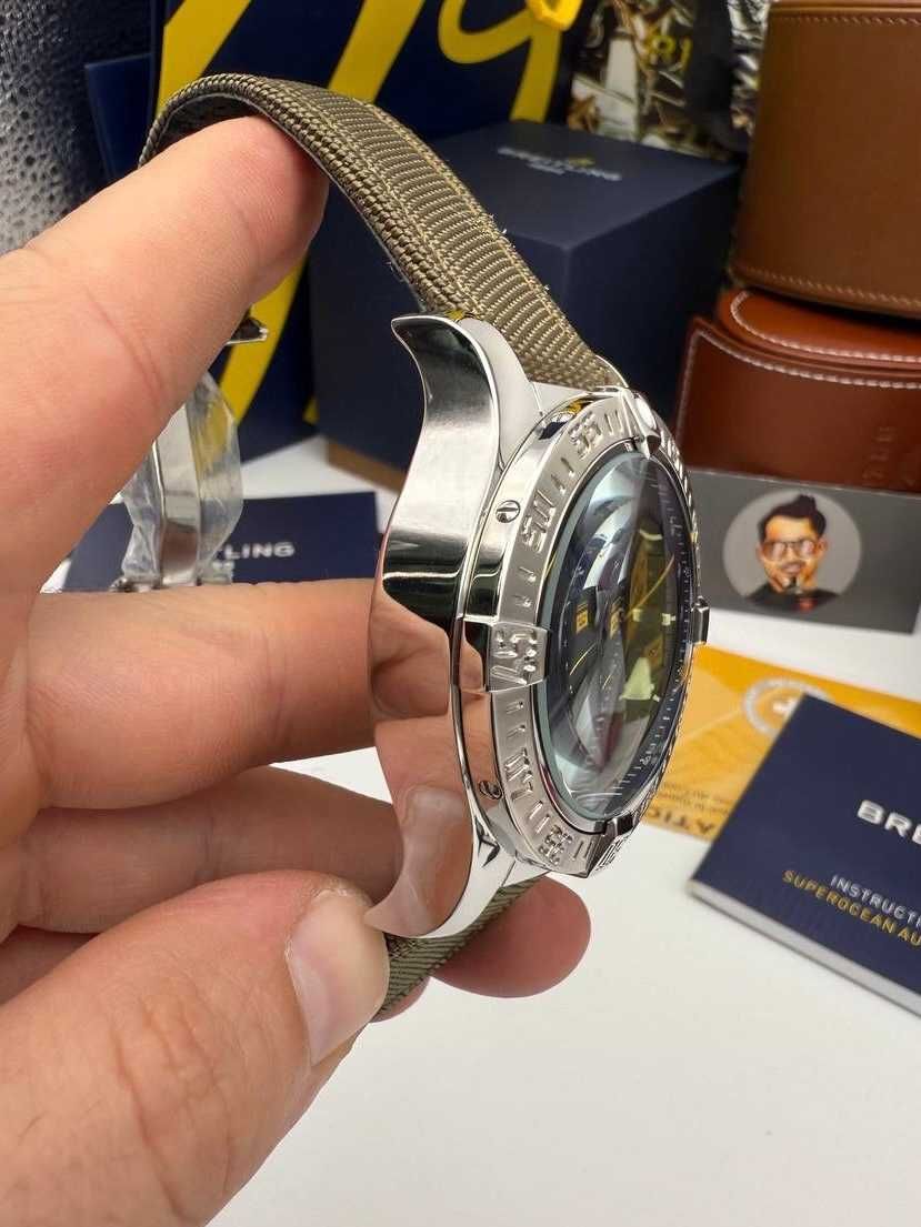 Breitling Avenger Chrono зелено