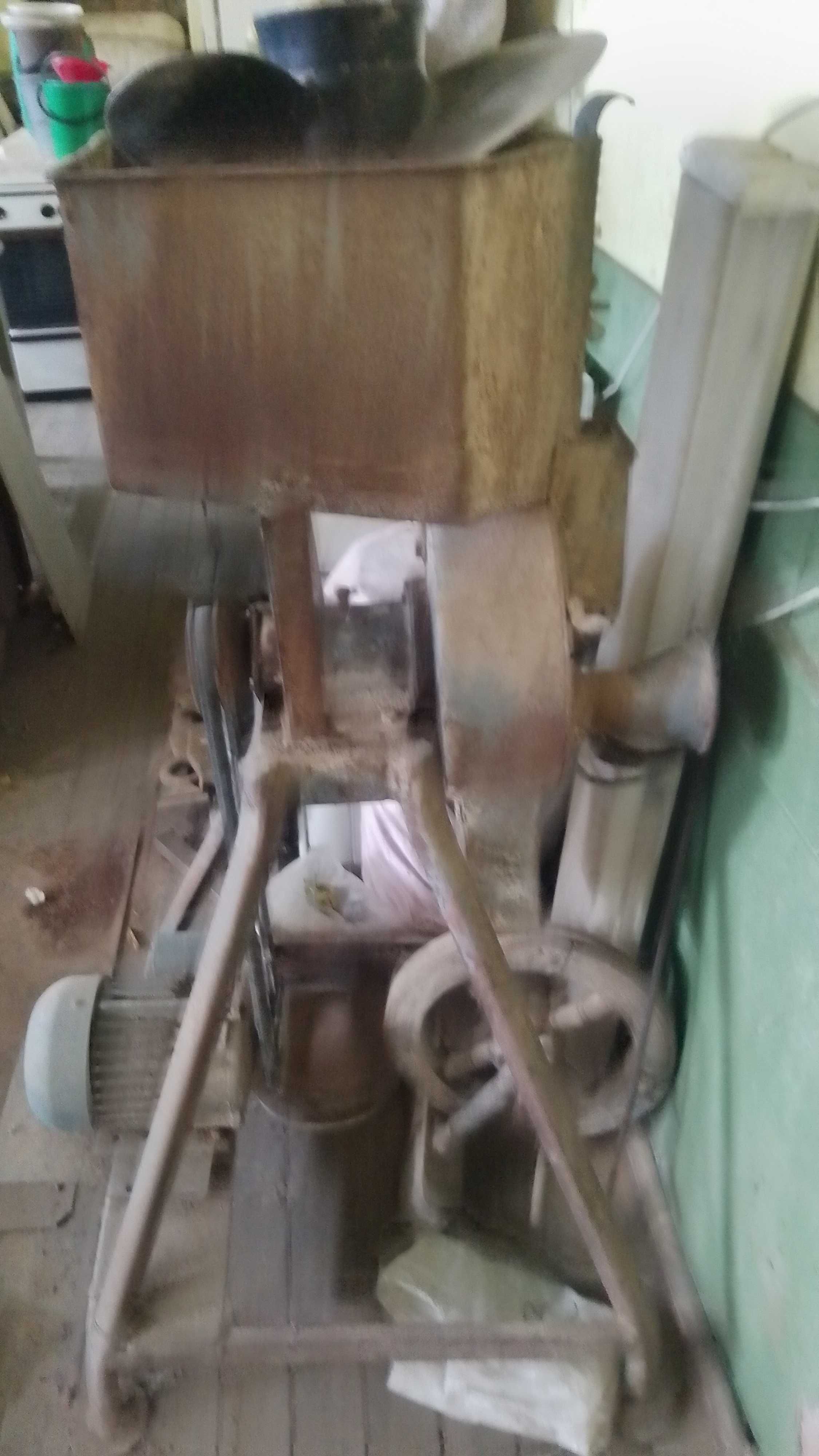 Продавам фуражомелачка със смесител