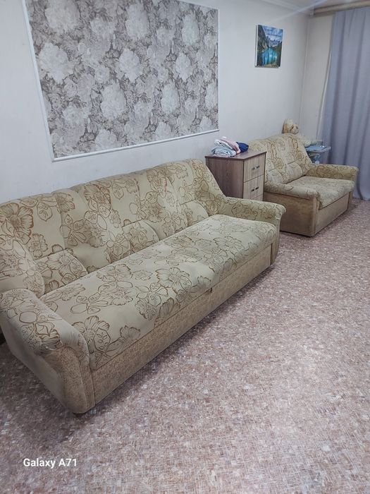 Продам два дивана.