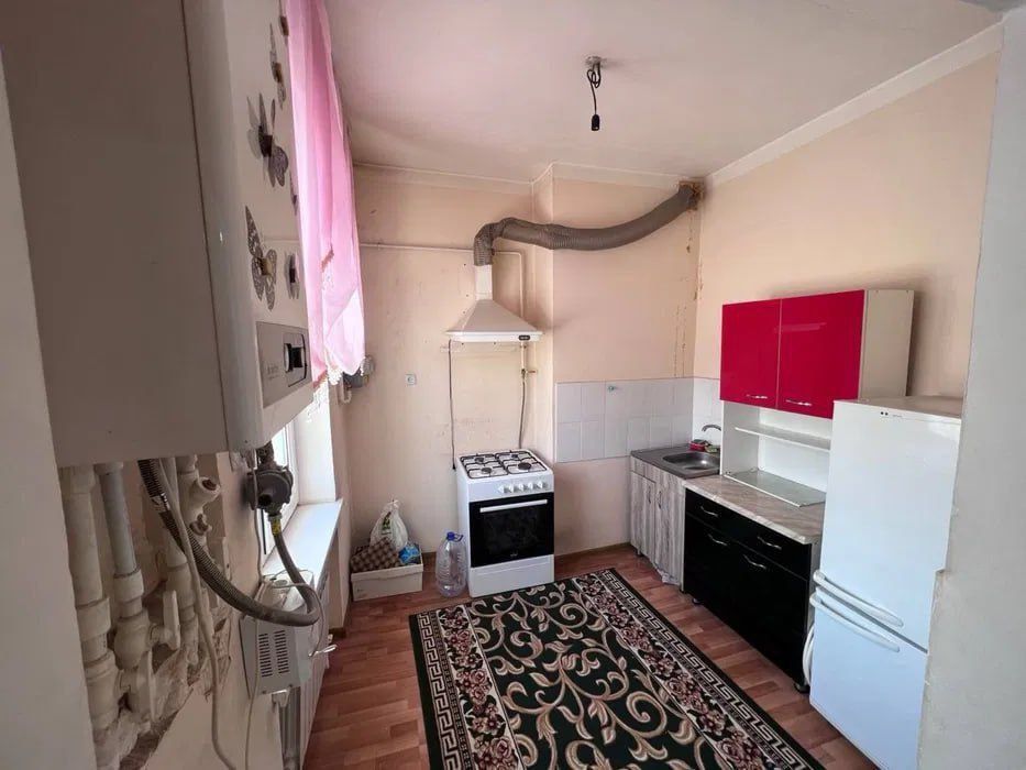 2/1/7 (1 этаж). Сергели 6а. Дом кирпичный, квартира 45 м², не торец.