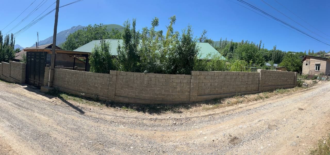 Hovli uy sotiladi