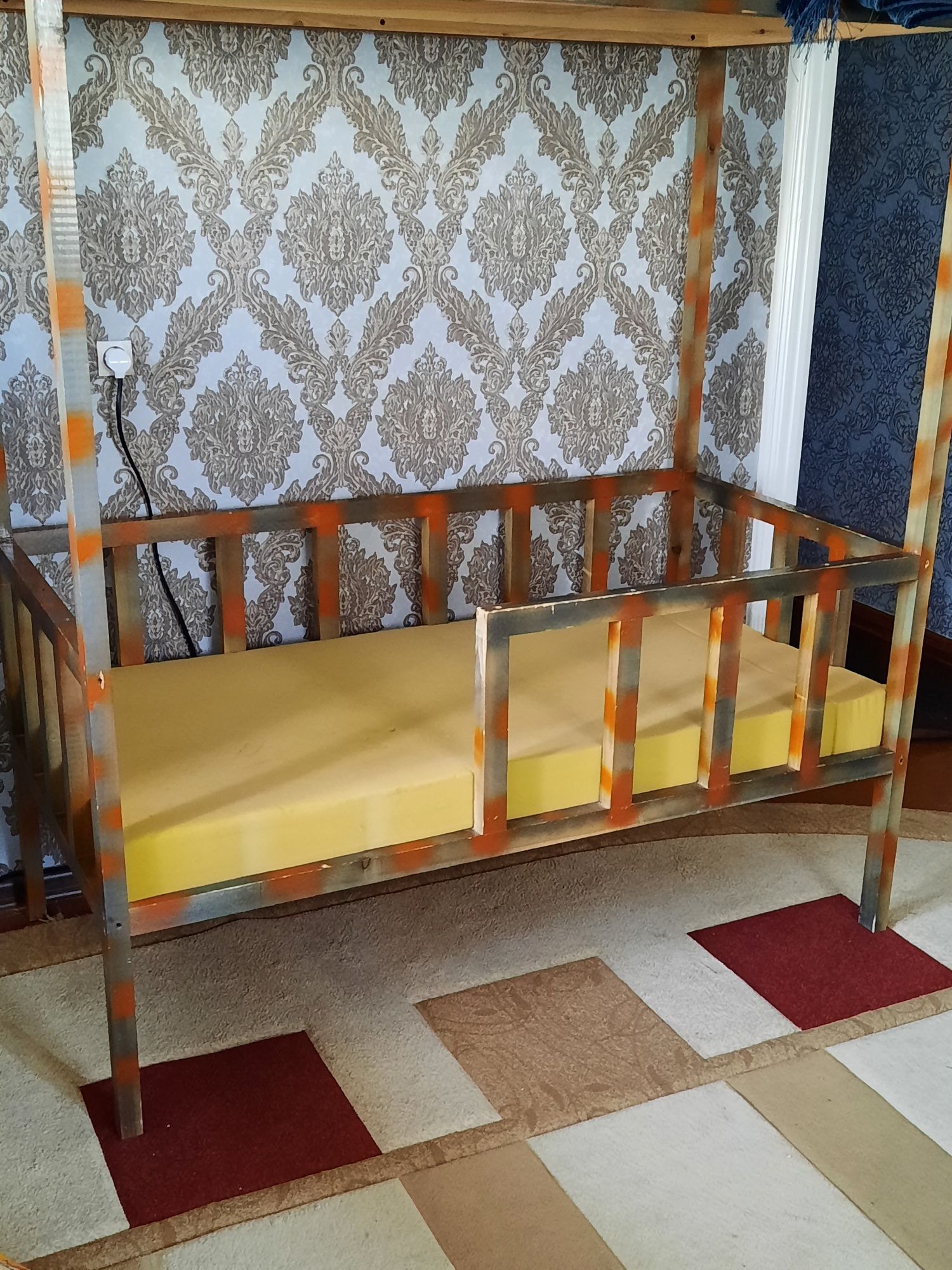 Детские кроват Домик. Срочно очень дёшево чистое как новый.