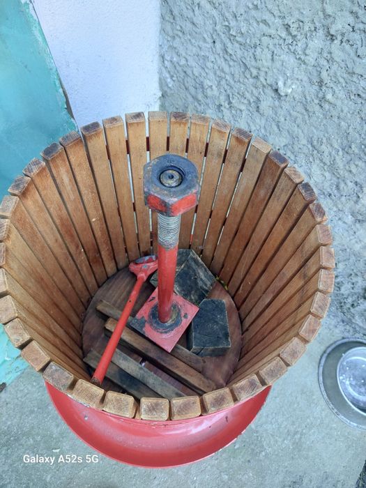 Vând presa struguri