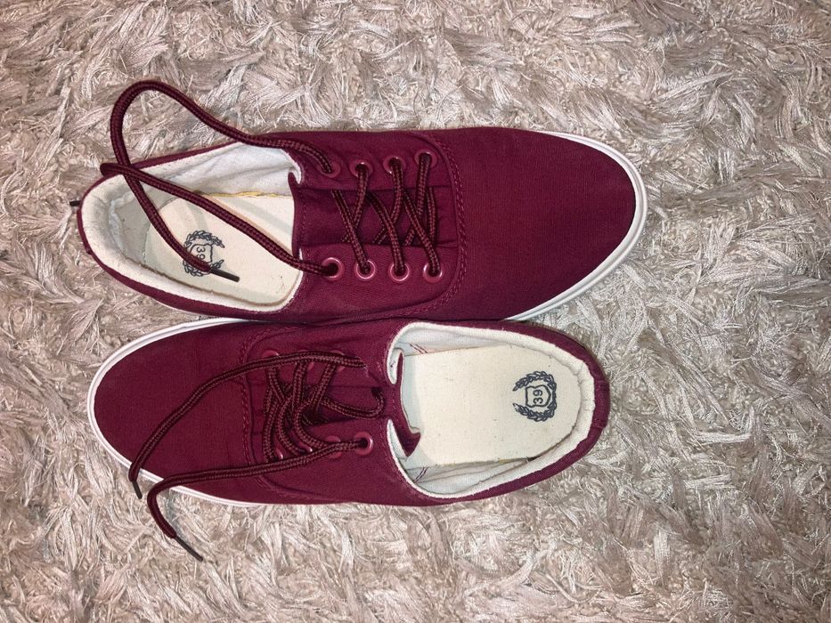 Vând teniși vișinii