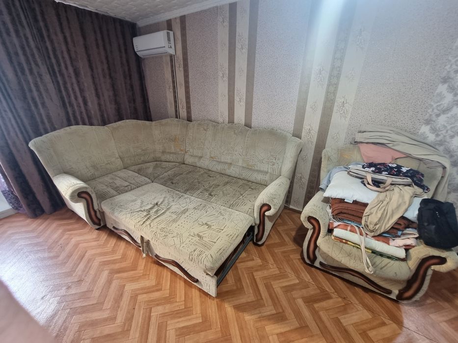 Продам диван угловой с креслом.