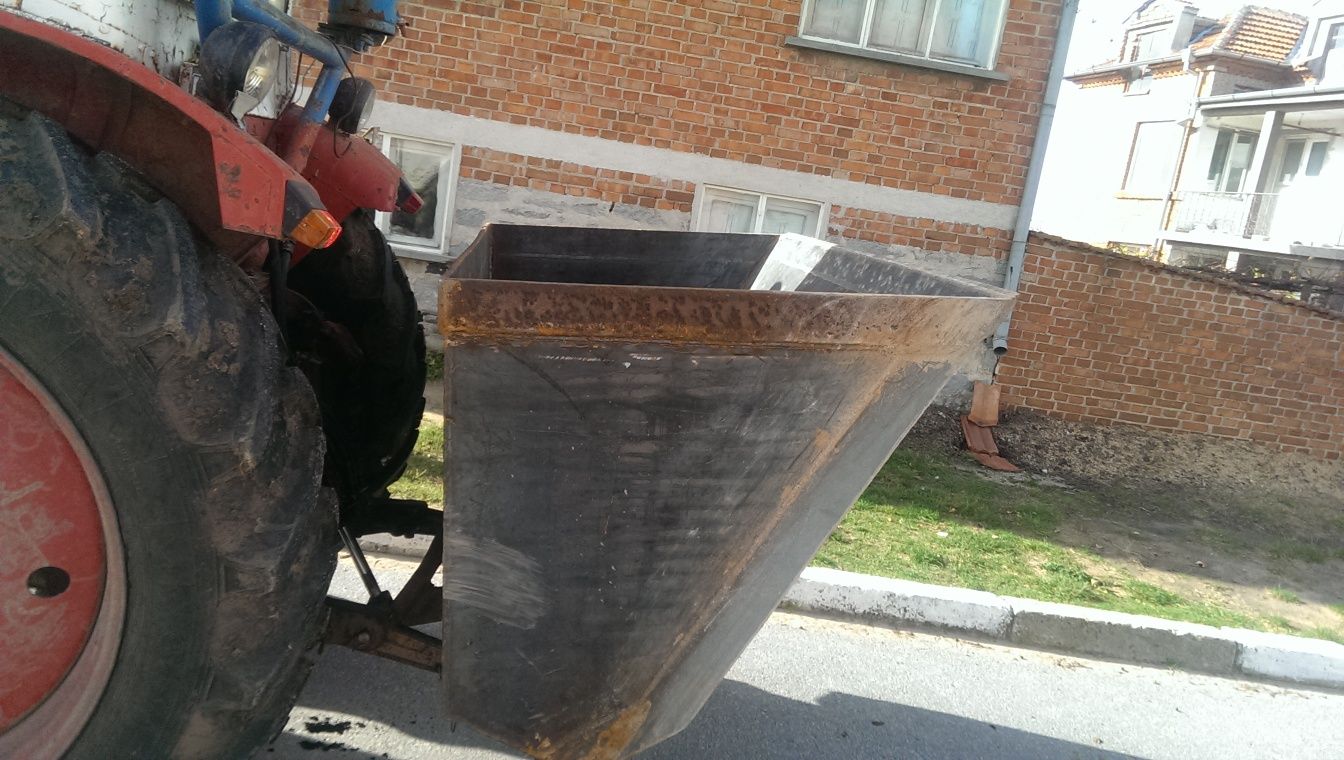 Кофа за задно окачване на трактор.