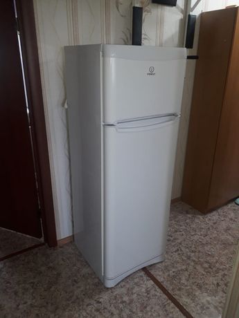 Продаю холодильник Indesit