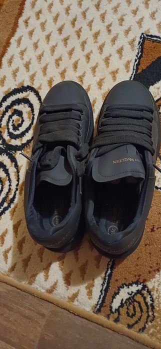 Vând o pereche de adidași noi nepurtati cu predare personală  nr 41