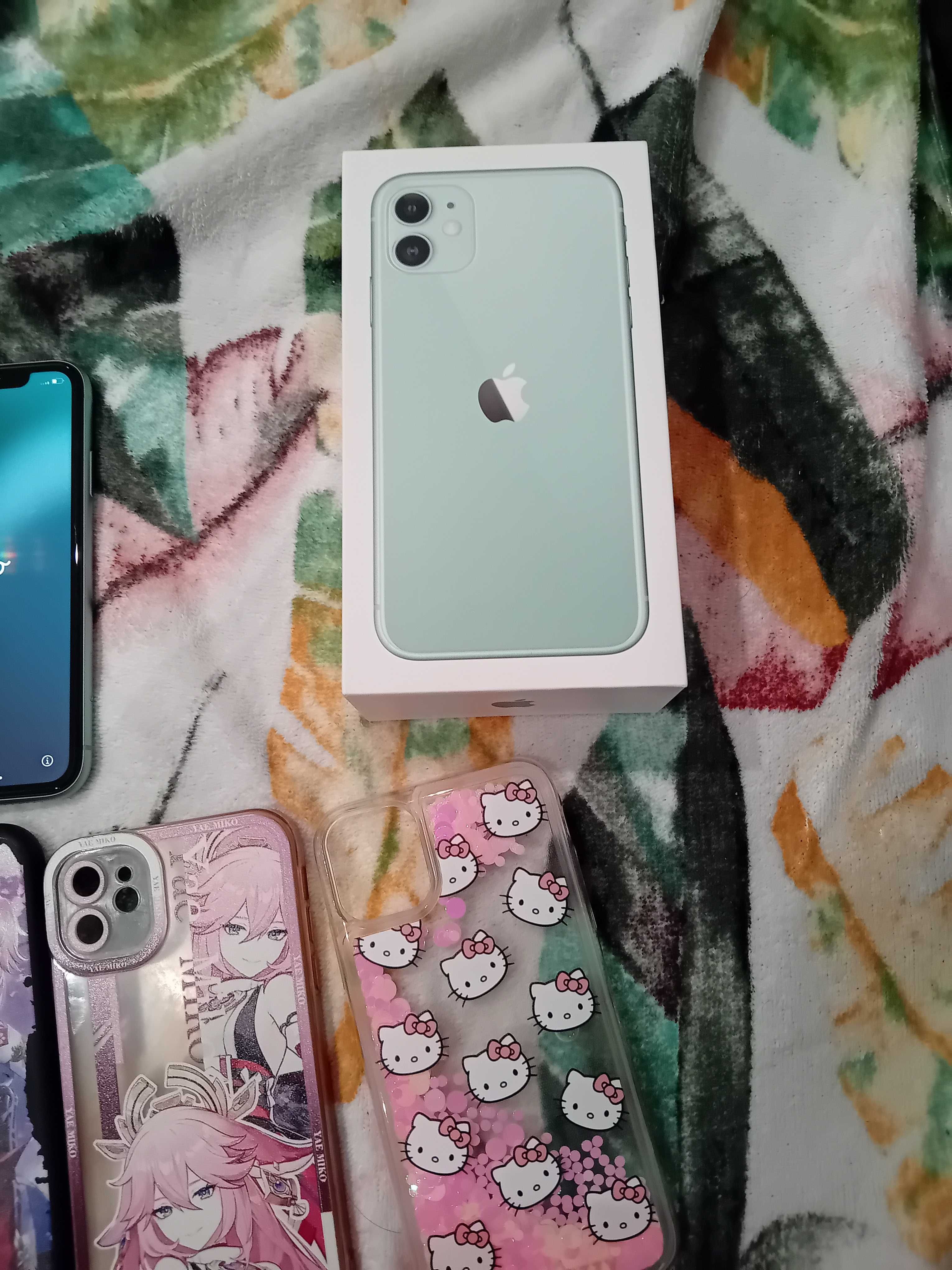 Iphone11 цвят мента с 6 калъфа без козметични забележки.