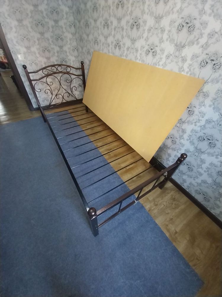 Кровать с матрасом