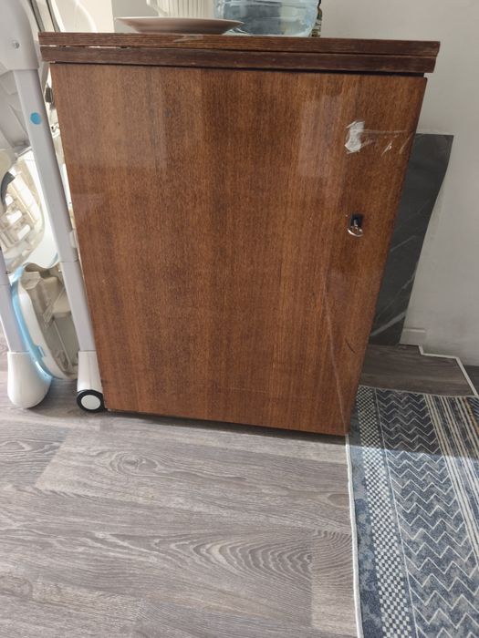 Продам швейную машинку с рабочим столом