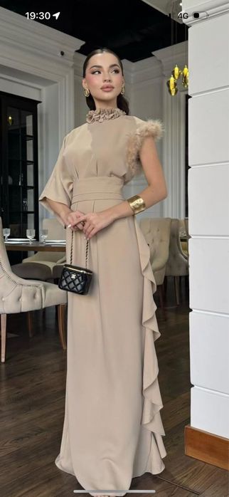 Элегантное вечернее платье цвета шампань