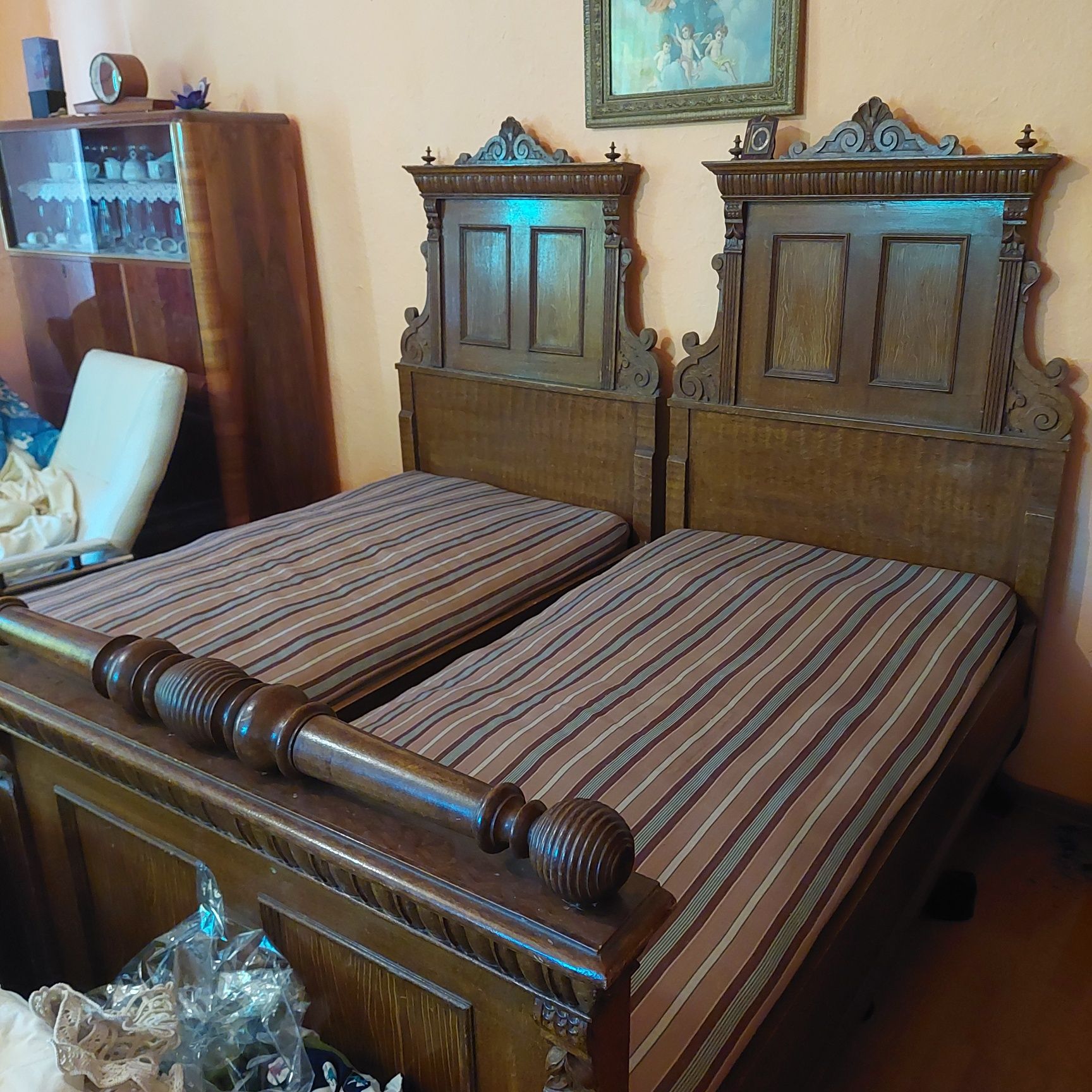 Mobilier vechi lemn masiv