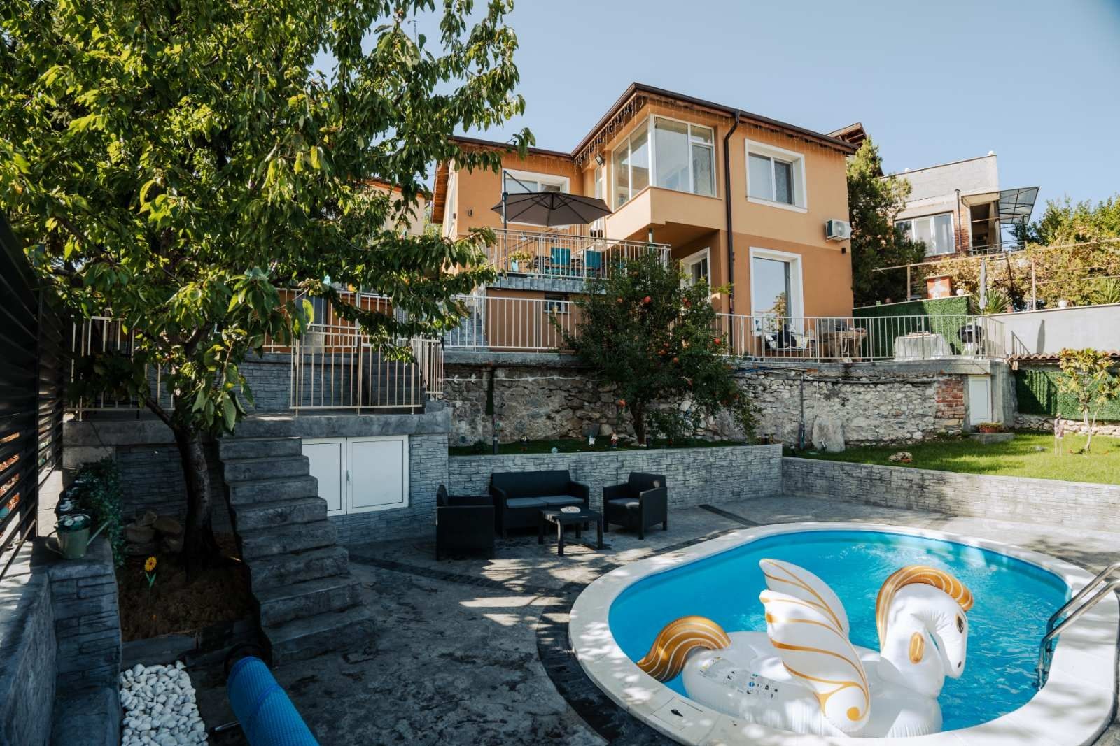 Къща за гости на 15км от Пловдив в полите на Родопите