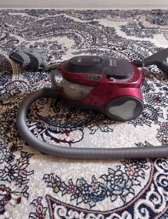 Пылесос без мешка для сбора пыли.