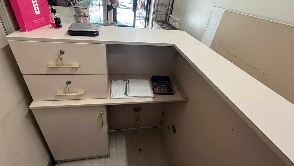 Продам ресепшн и витрину.