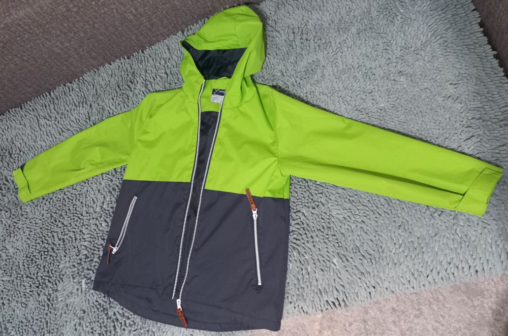 Продам ветровку,рост 146