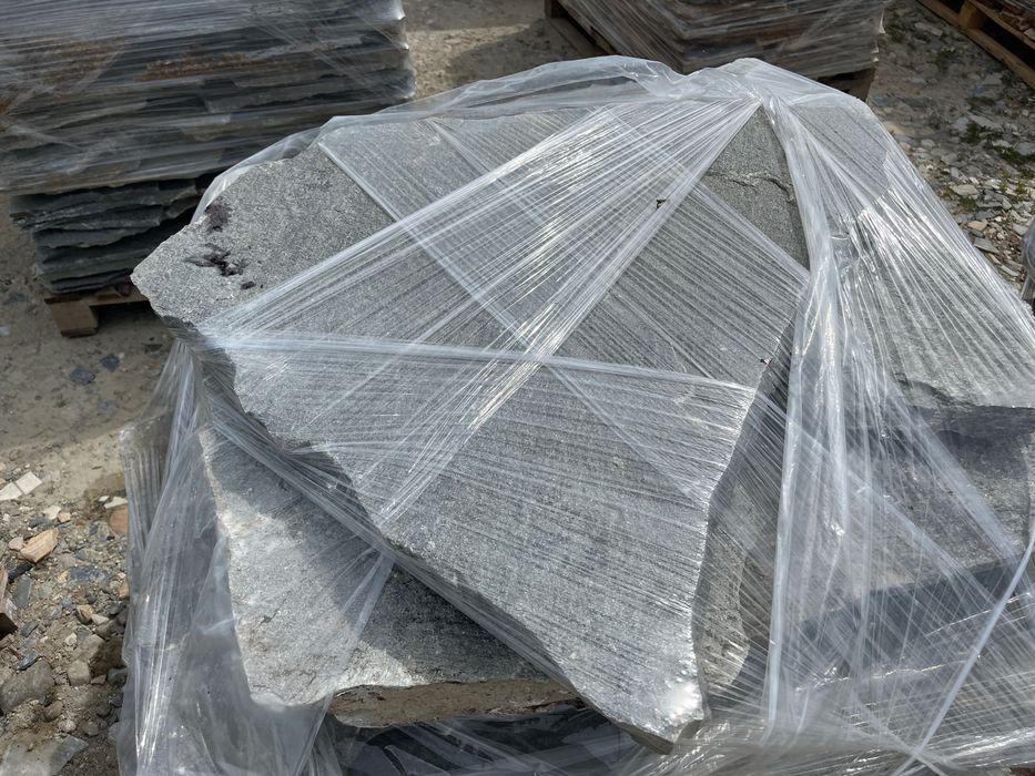 Големи плочи от естествен камък