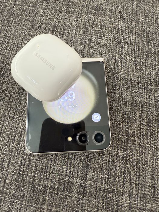 Samsng Galaxy ZFlip 5, 512 GB с подарък слушалки SAMSUNG GALAXY BUDS