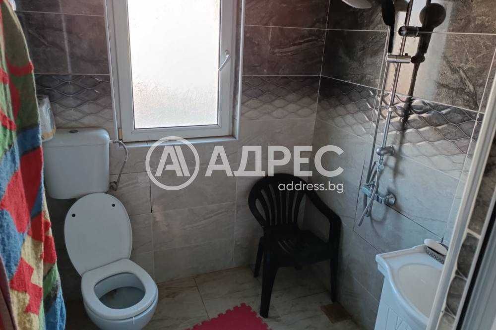 Къща в кв. "Бели Лом", в района на малката джамия.