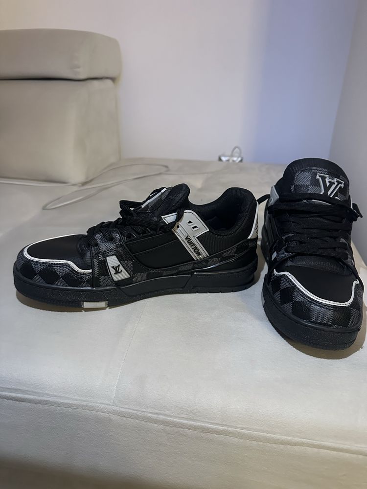 Adidasi Louis Vuitton 42