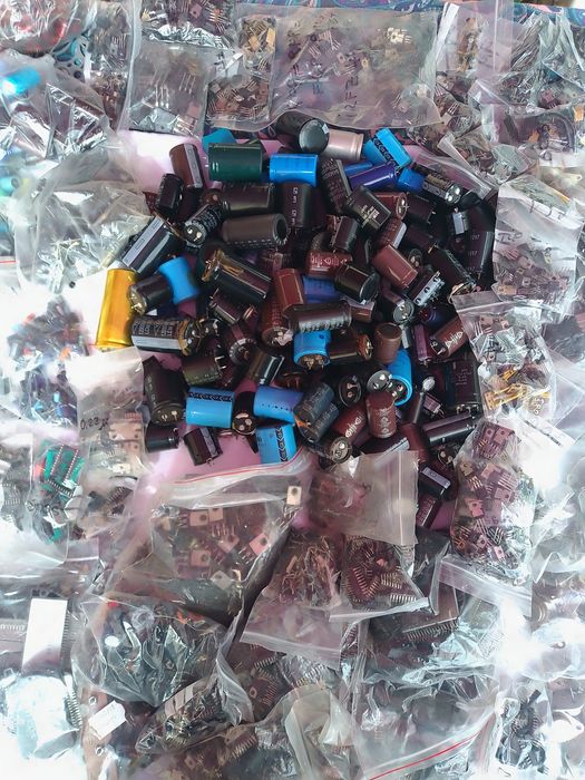 Lot de mii de piese ca Circuite Integrate/ Tranzistori / Condensatori