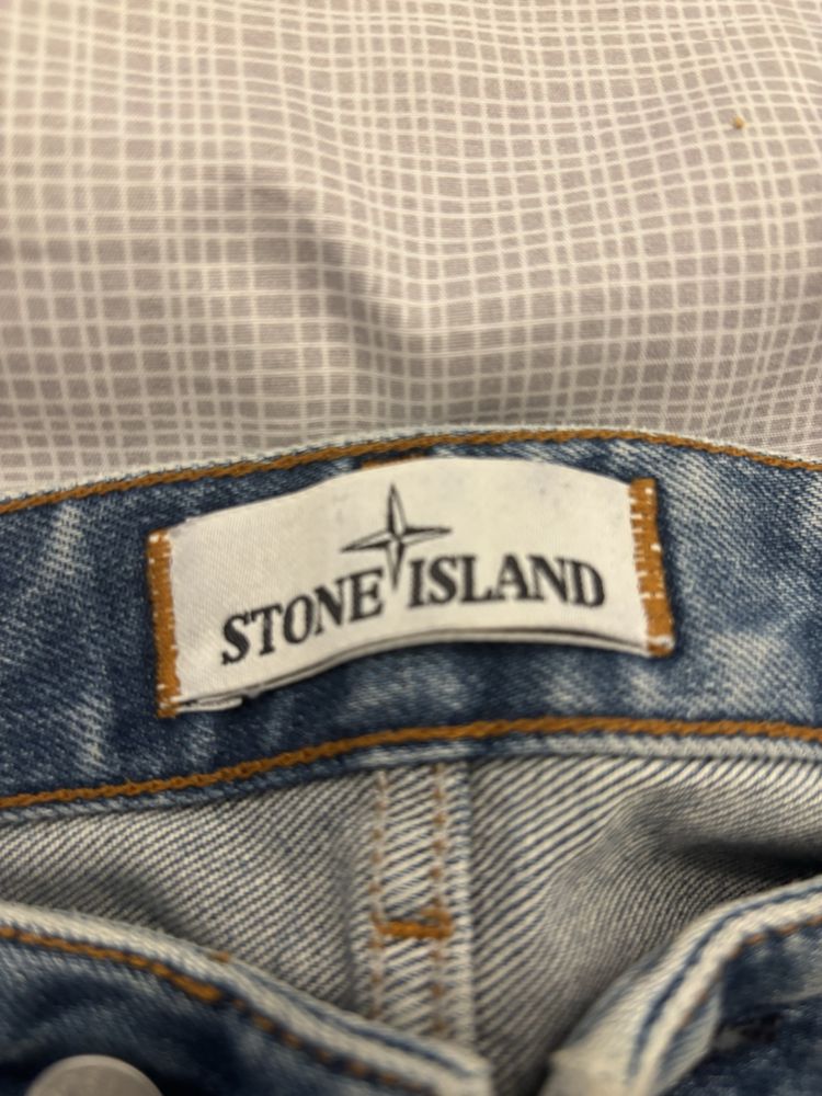 Blugi Stone Island cu emblema