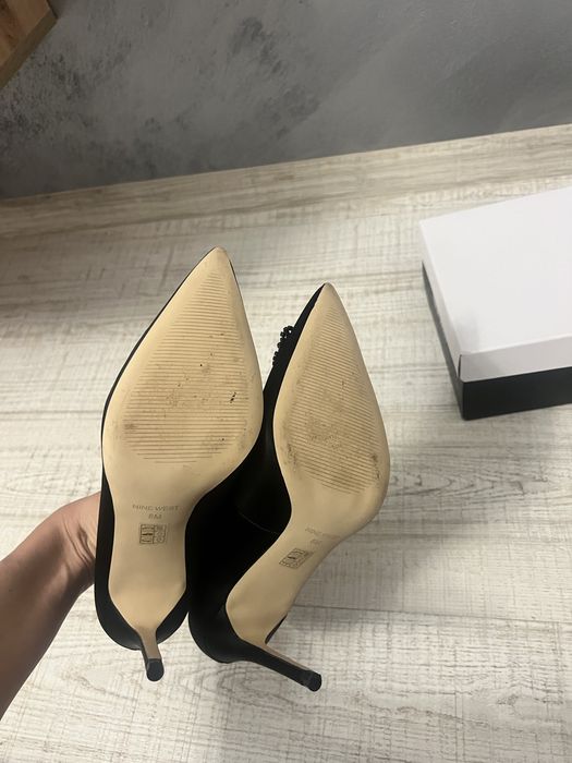 Черни класически обувки на ток Nine West